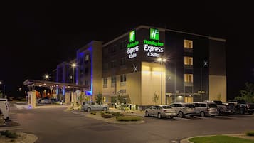 Un hôtel Holiday Inn Express & Suites doté d’un parking et d’un passage couvert.