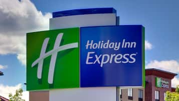Señal de Holiday Inn Express con un logotipo 'HH' destacado.