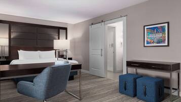 Studio, 1 King Bed, Non Smoking, Refrigerator & Microwave | In-room safe, desk, laptop workspace, iron/ironing board