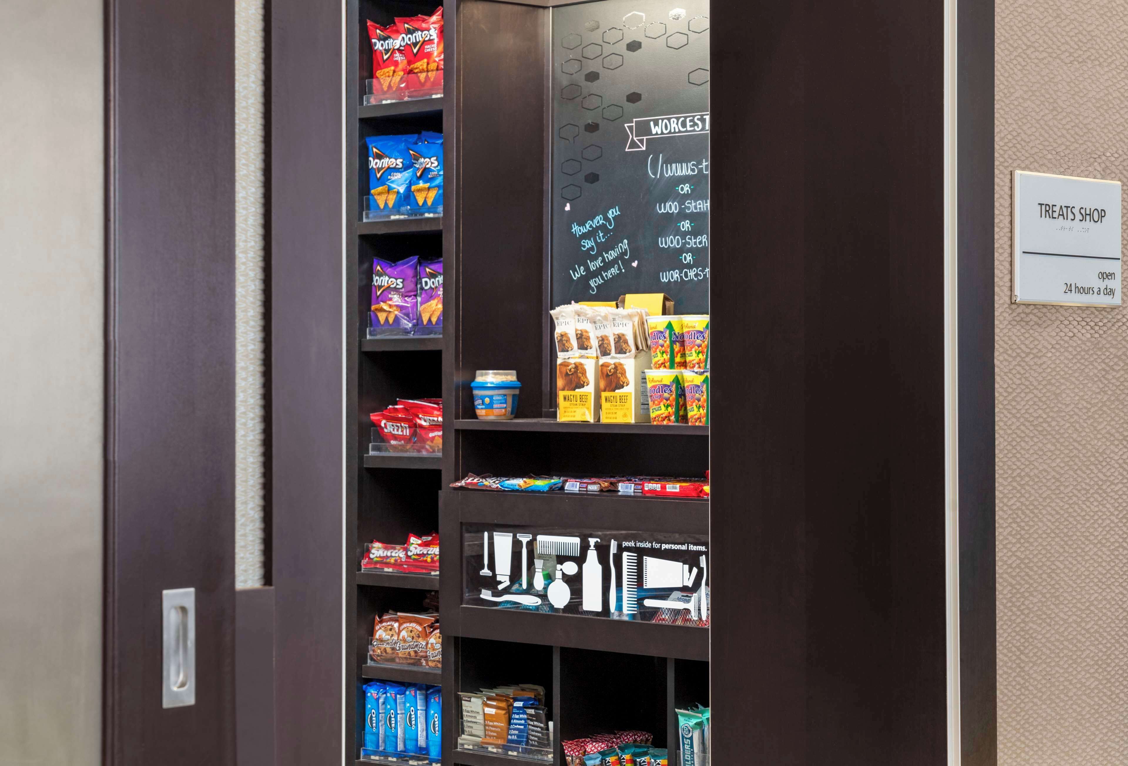 Ein Geschäft mit Leckereien, Snacks und Getränken, darunter Doritos und andere Köstlichkeiten.