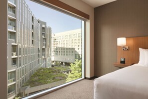 In-room safe, desk, laptop workspace, blackout drapes - Hyatt Place Washington DC/Georgetown/West End (Washington)