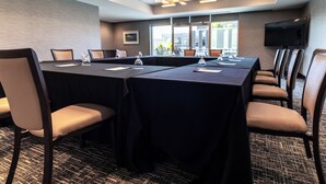 A conference room with a long table, chairs, and a television on the wall. - Hyatt Place Washington DC/Georgetown/West End (Washington)