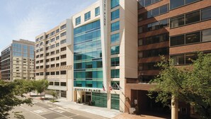 A multi-story hotel building with a glass facade and a sign reading 'HYATT PLACE'. - Hyatt Place Washington DC/Georgetown/West End (Washington)