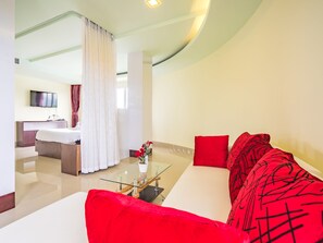 Habitación Deluxe doble | Caja fuerte, cortinas opacas, camas supletorias y wifi gratis