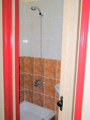 Basic Room, 1 Double Bed, Private Bathroom | Bathroom