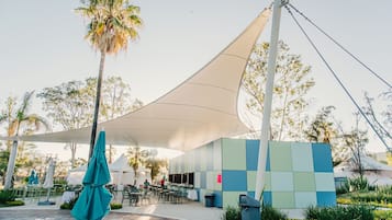 Swim-up bar