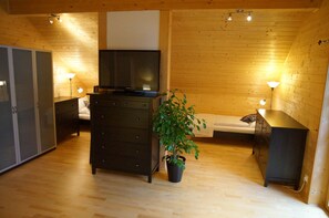 Deluxe chalet, 2 slaapkamers, uitzicht op bergen, aan tuin | Woonruimte | Plasmatelevisie
