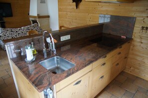 Deluxe chalet, 2 slaapkamers, uitzicht op bergen, aan tuin | Privékeuken | Een koelkast, een microgolfoven, een koffiezetapparaat/waterkoker