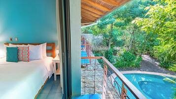 Suite Premium, vue piscine | Literie hypoallergénique, surmatelas, coffres-forts dans les chambres