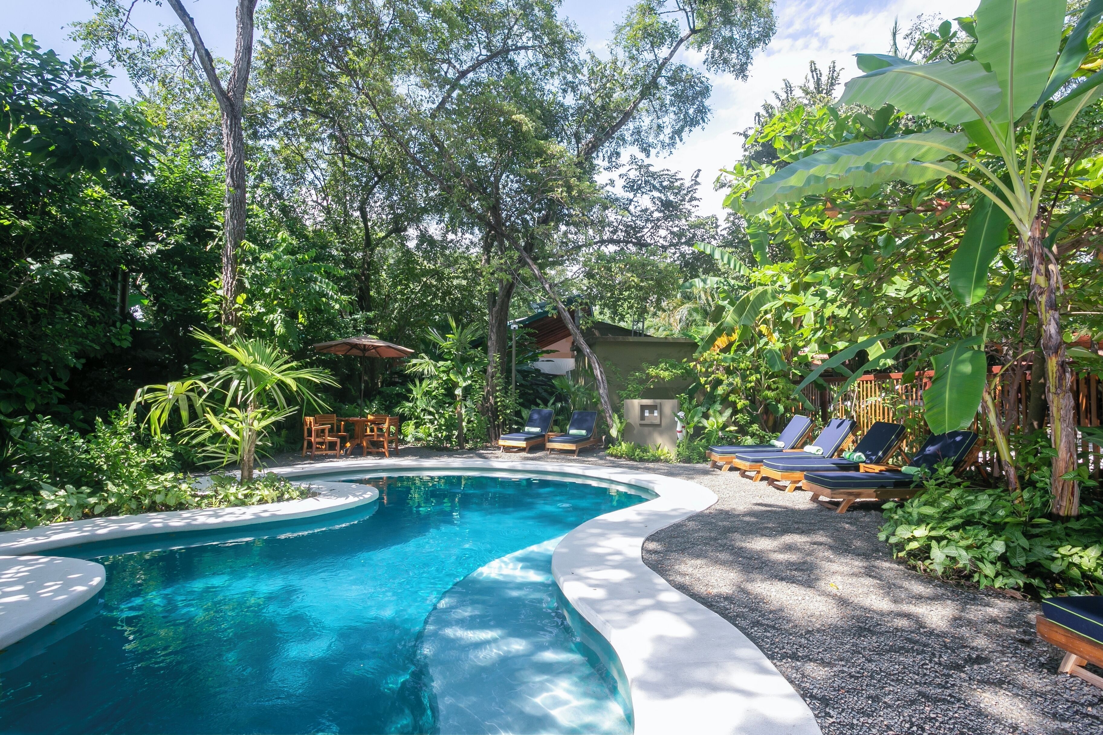 2 outdoor pools, open 7:00 am to 9:00 pm, pool loungers