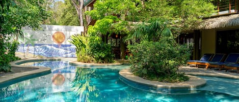 2 buitenzwembaden, open van 07.00 uur tot 21.00 uur, en ligstoelen