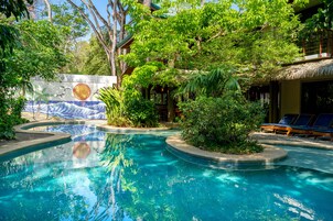 2 室外游泳池，07:00 至 21:00 开放，日光浴躺椅