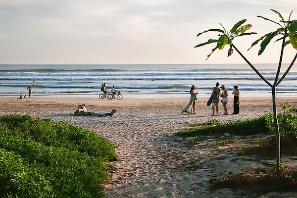 Di pantai, luncur air