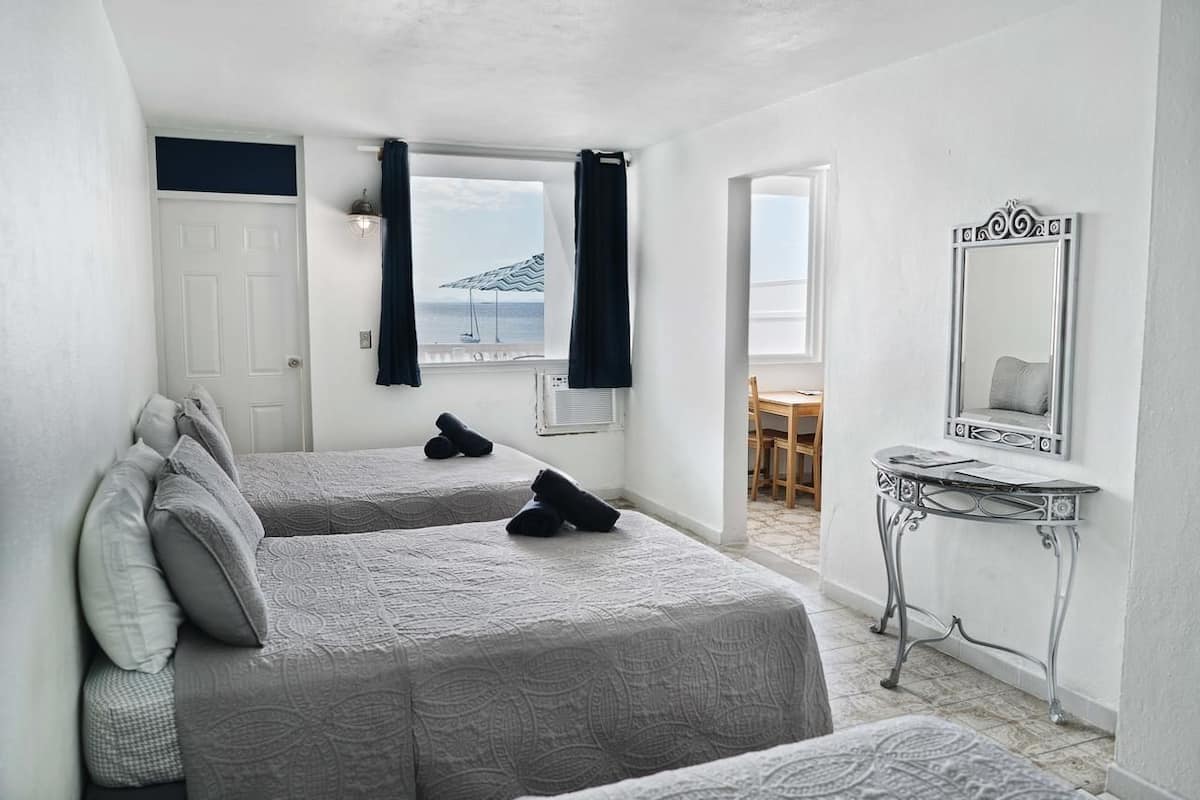 Habitación Grand, frigorífico y microondas, vistas al mar | Wifi gratis y accesible en silla de ruedas