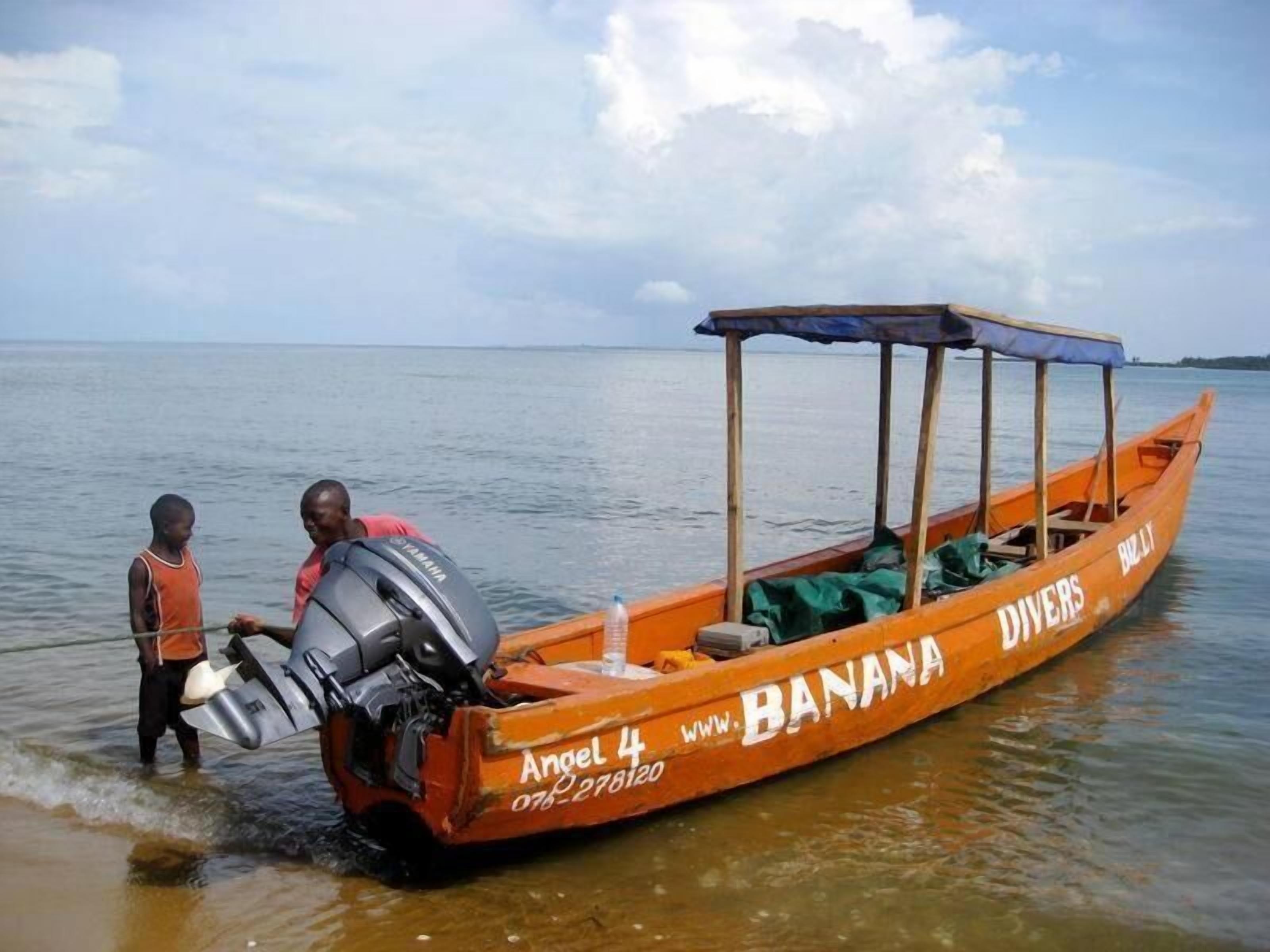 Un vaixell amb la inscripció "BANANA DIVERS" i un motor fueraborda Yamaha.