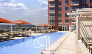 Outdoor pool - Bridgestreet Acadia at Metropolitan Park (Arlington)