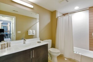 Combined shower/bathtub, free toiletries, hair dryer, towels - Bridgestreet Acadia at Metropolitan Park (Arlington)