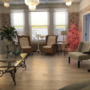 Coin salon dans le hall