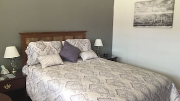 Chambre Confort, 1 grand lit, réfrigérateur et four à micro-ondes