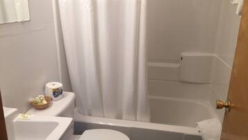 Un baño con inodoro, lavabo y bañera.