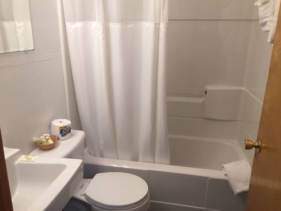 Un baño con inodoro, lavabo y bañera.