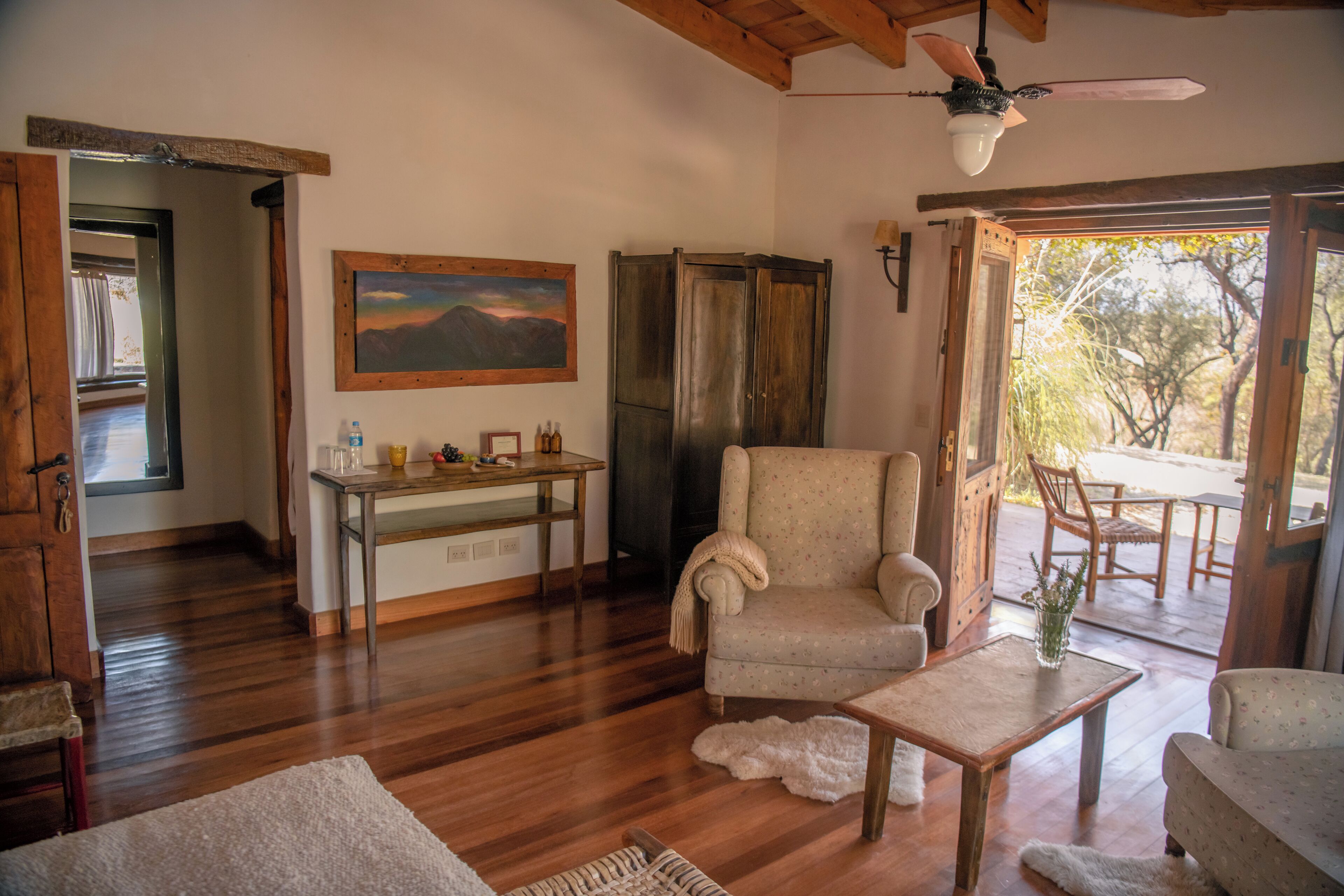 ملاءات من القطن المصري وأغطية فراش متميزة وخزنة داخل الغرفة