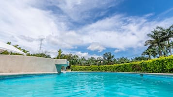 Una piscina al aire libre