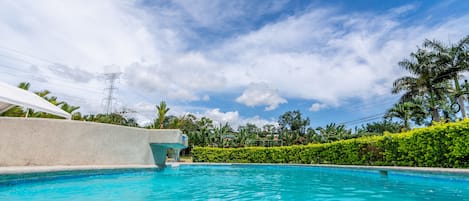 Una piscina al aire libre