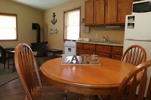 เคบิน, เตียงใหญ่ 2 เตียง | ครัวส่วนตัว | ตู้เย็น