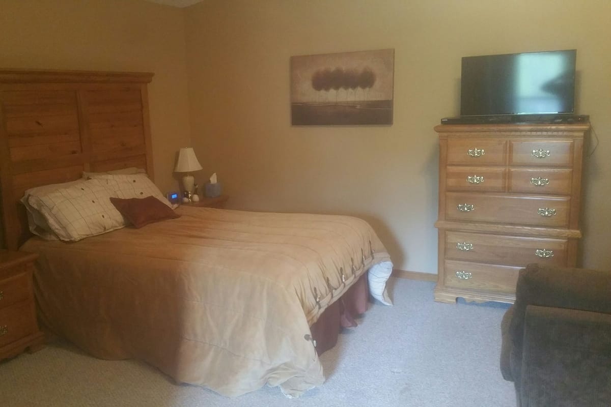 Cabin #2, 1 queen bed | Living area | Flat-screen TV, DVD player