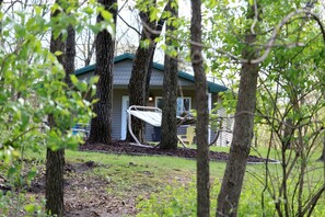 Property grounds - Lake's End Cabin Resort (Manchester)