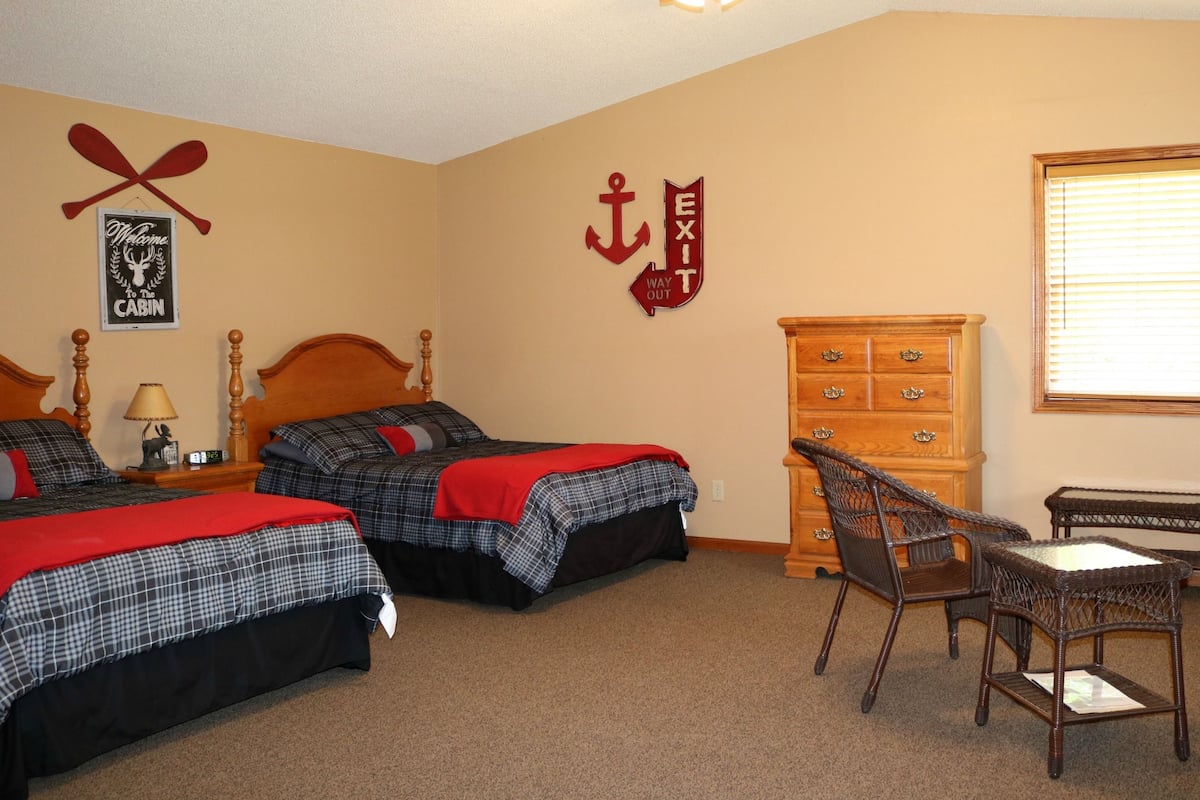 Cabin #4, 2 double beds | Living room | Flat-screen TV, DVD player