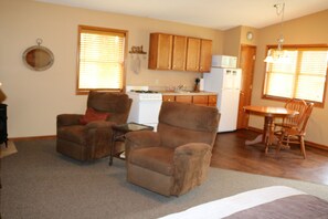 Cabin #2, 1 queen bed | Living area | Flat-screen TV, DVD player