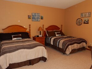 Cabin #4, 2 double beds | Individually decorated, individually furnished - Lake's End Cabin Resort (Manchester)