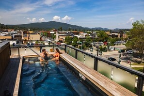 Tina de hidromasaje al aire libre