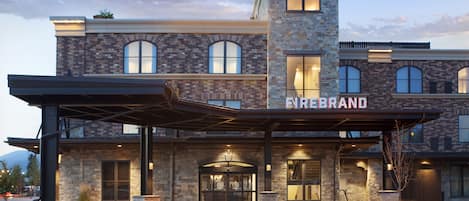 住宿正面 (夜晚)