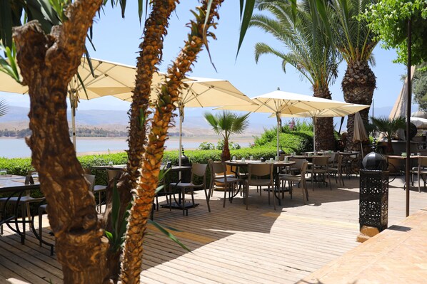 Breakfast, lunch, dinner served; international cuisine