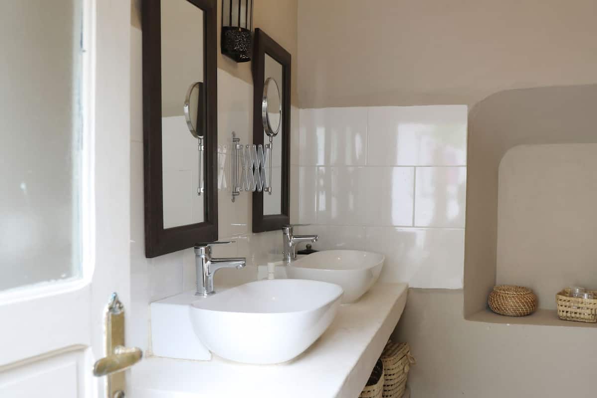 club suite, 2 bedrooms | bathroom | shower, rainfall showerhead, free toiletries, hair dryer