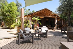 Breakfast, lunch, dinner served; international cuisine