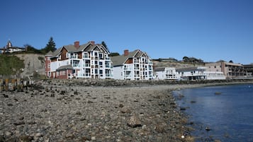 En la playa y playa de arena negra 