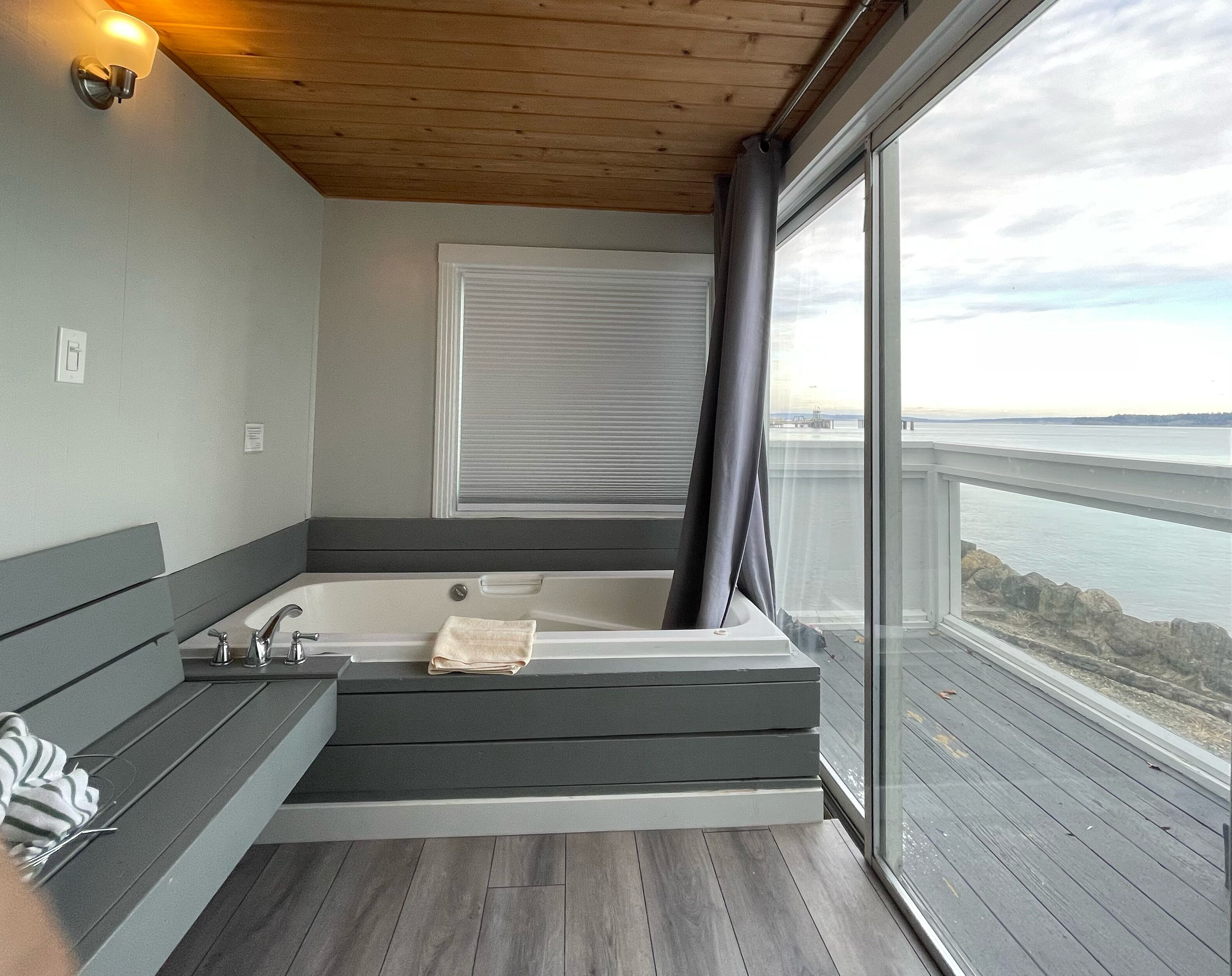 Deluxe Room | Bathroom | Free toiletries, hair dryer, towels, soap