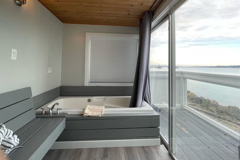 Tides Inn & Suites
