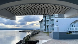 A waterfront building with multiple balconies and a view of the water. - Tides Inn & Suites (Port Townsend)