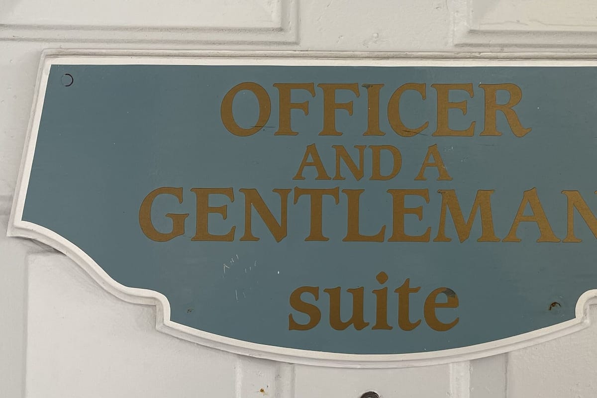Letrero que dice 'suite OFICER AND A GENTLEMAN'.