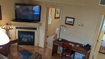 Deluxe-Suite, 2 Schlafzimmer, Flussblick | Wohnbereich | 60-Zoll-Plasmafernseher mit Premium-TV-Sendern, Fernseher, Kamin