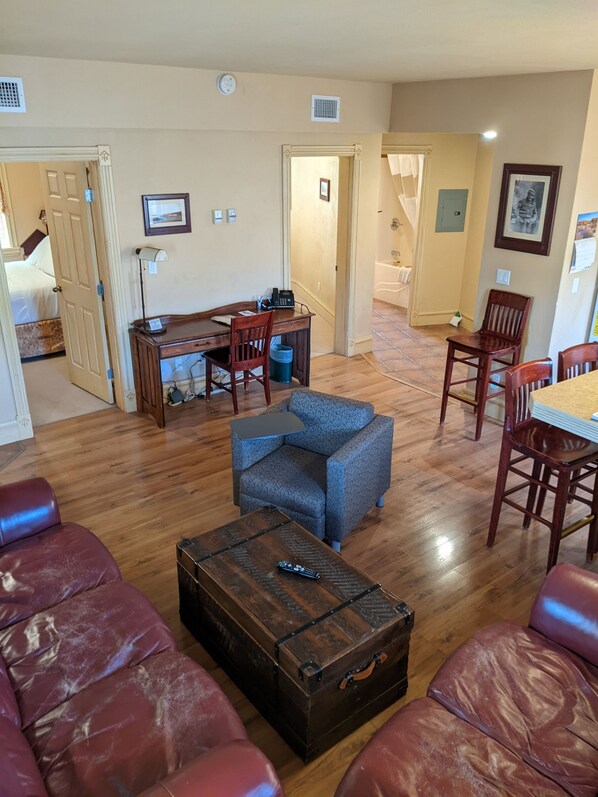 Suite Deluxe, 2 chambres, vue fleuve | Coin séjour