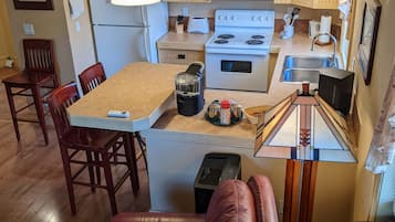 Suite Deluxe, 2 habitaciones, vista al río | Cocina privada | Refrigerador con congelador, microondas, horno y parrilla de estufa