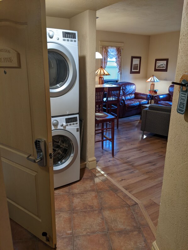 Televisión plasma 60 pulgadas con canales premium, televisión, chimenea