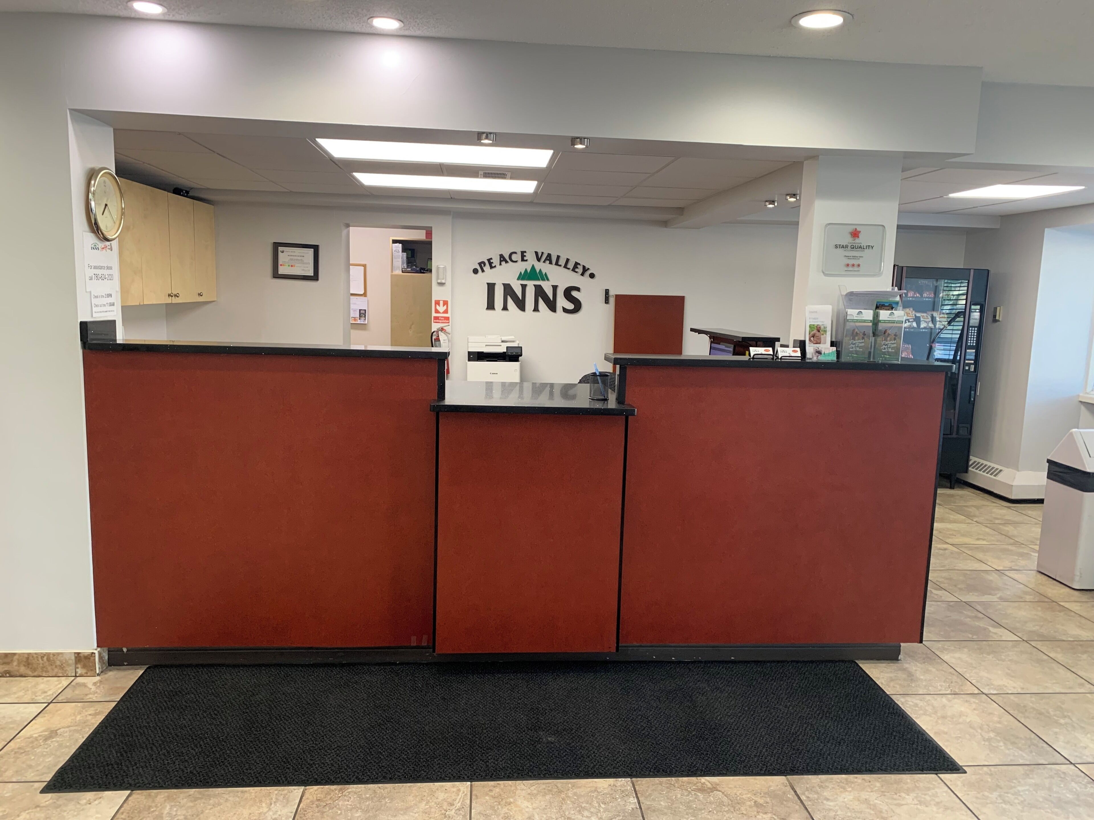 Una recepción con un cartel que dice "Peace Valley Inns".