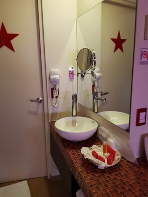 Habitación estándar | Baño | Amenidades de baño gratuitas, secadora de cabello, pantuflas, toallas 
